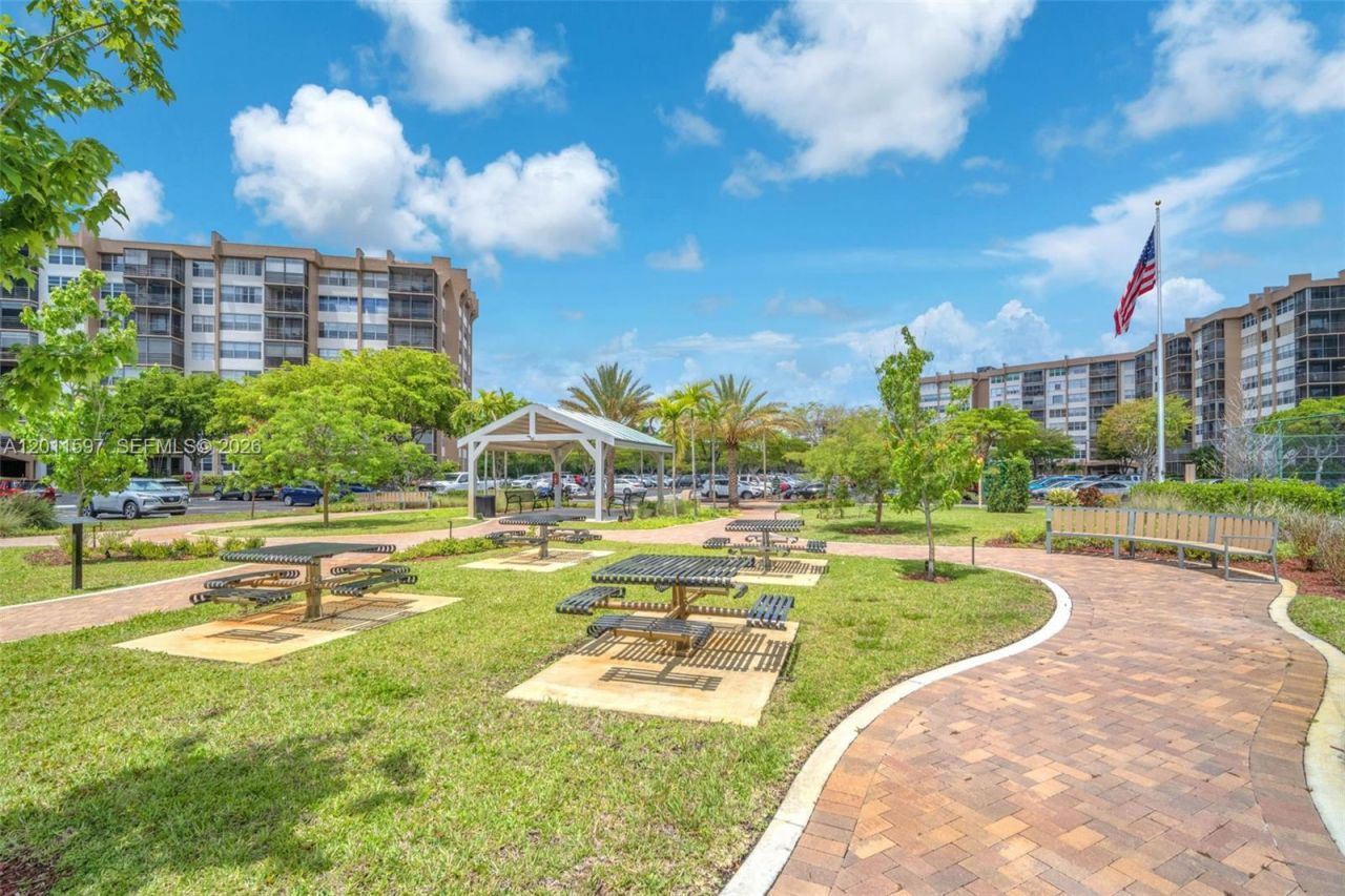1200 Saint Charles Pl, Unit 415, Pembroke Pines, FL 33026 Photo