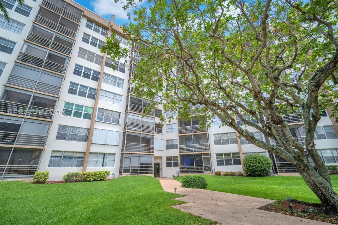 1200 Saint Charles Pl, Unit 415, Pembroke Pines, FL 33026 Photo