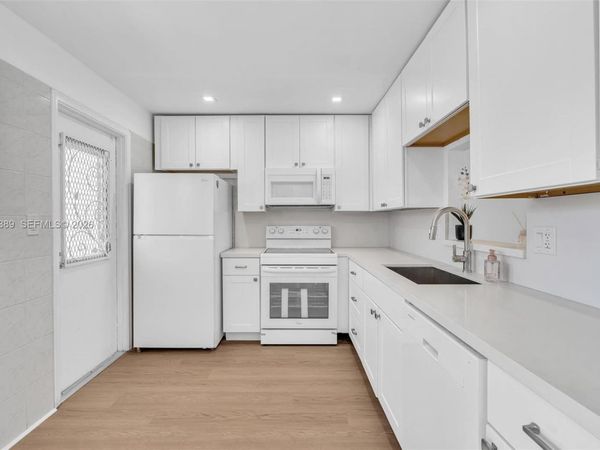 218 NE 12th Ave, Unit 302, Hallandale Beach, FL 33009