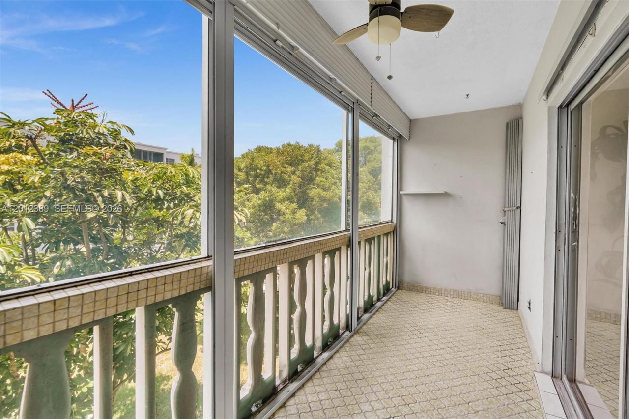 218 NE 12th Ave, Unit 302, Hallandale Beach, FL 33009 Photo