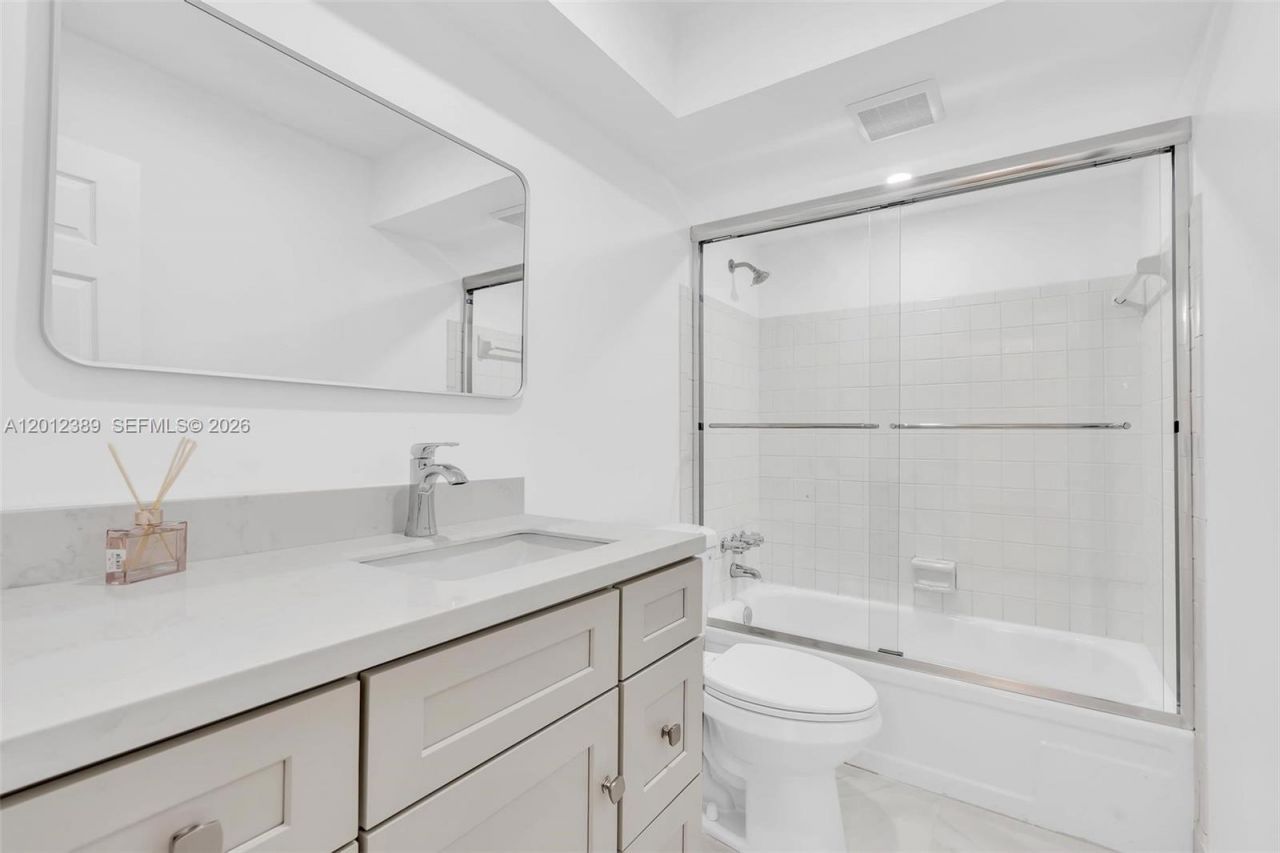 218 NE 12th Ave, Unit 302, Hallandale Beach, FL 33009 Photo