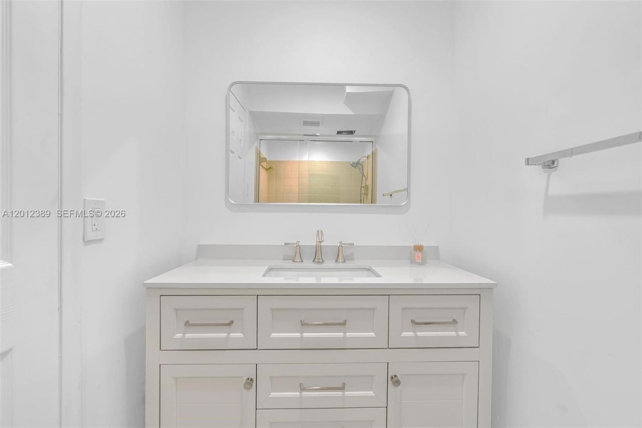 218 NE 12th Ave, Unit 302, Hallandale Beach, FL 33009 Photo