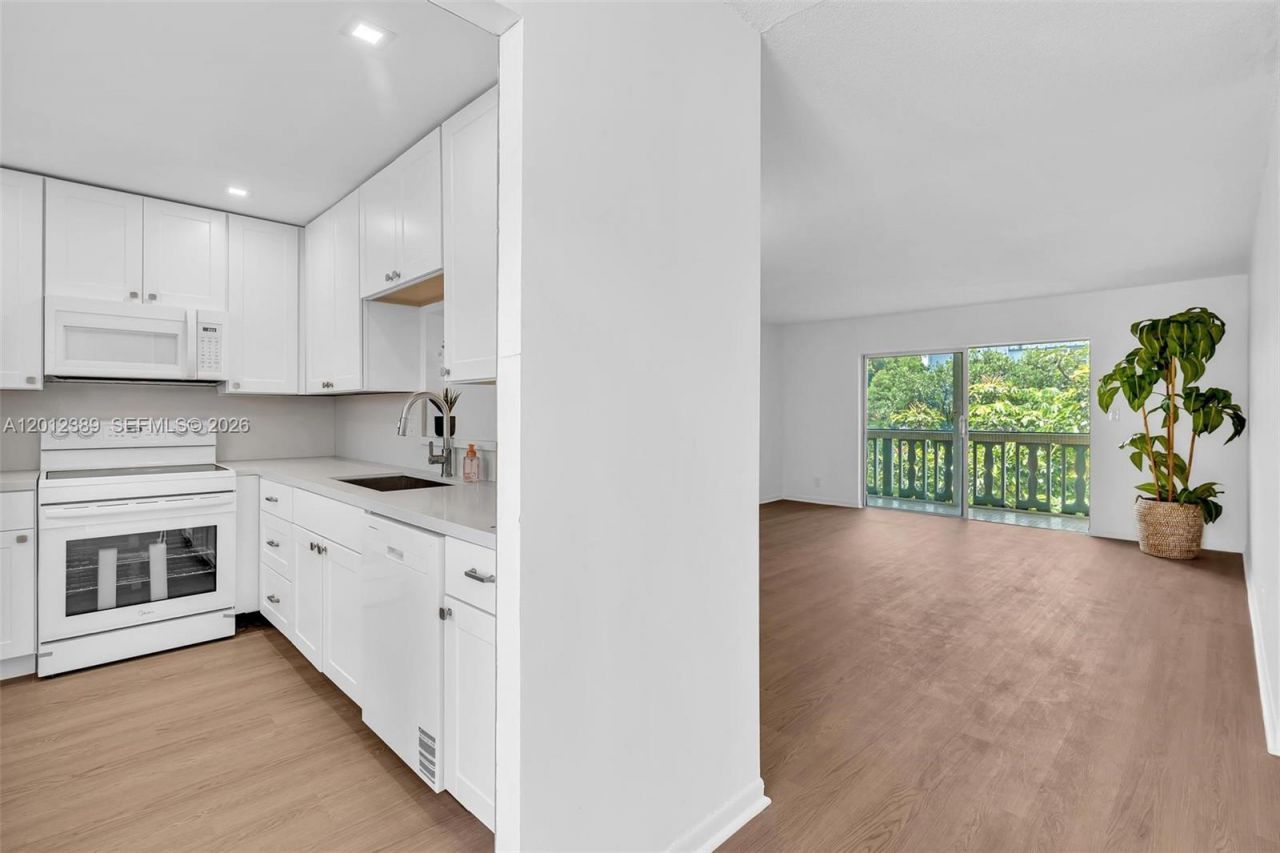 218 NE 12th Ave, Unit 302, Hallandale Beach, FL 33009 Photo