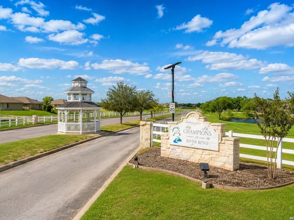 121 Legendary Trail Loop, Floresville, TX 78114