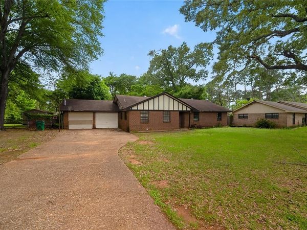 206 Clover Lane , Palestine, TX 75803