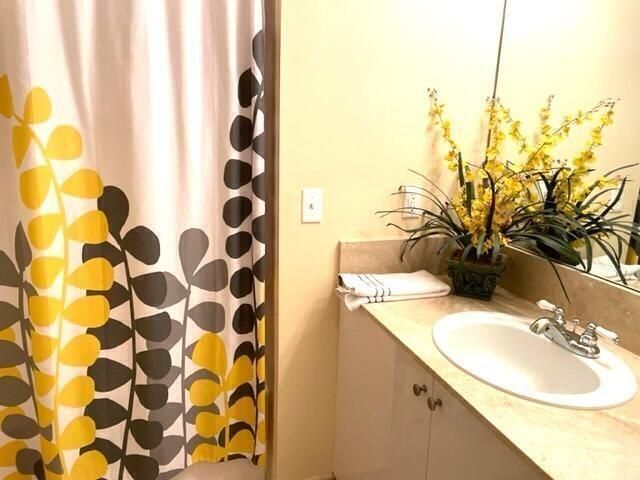 625 Casa Loma Boulevard, Unit Lower Pent, Boynton Beach, FL 33435 Photo