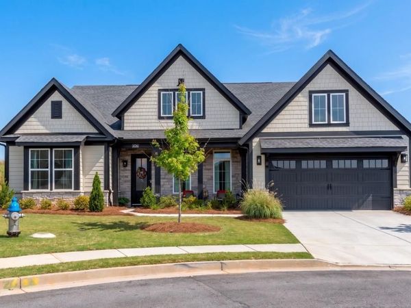 426 Clear Lake Parkway , Hoschton, GA 30548