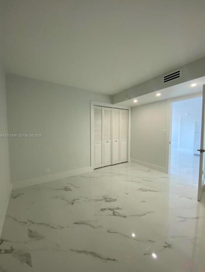 6039 Collins Ave, Unit 1033, Miami Beach, FL 33140 Photo