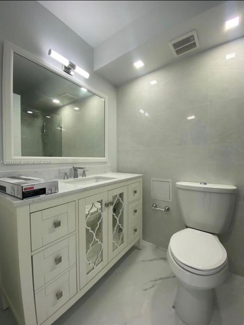 6039 Collins Ave, Unit 1033, Miami Beach, FL 33140 Photo