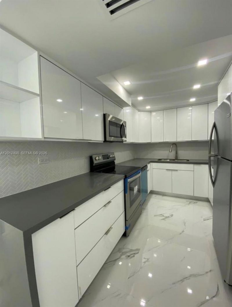 6039 Collins Ave, Unit 1033, Miami Beach, FL 33140 Photo