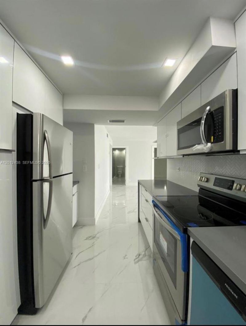 6039 Collins Ave, Unit 1033, Miami Beach, FL 33140 Photo