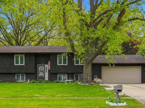 1005 16th Ave, Coralville, IA 52241