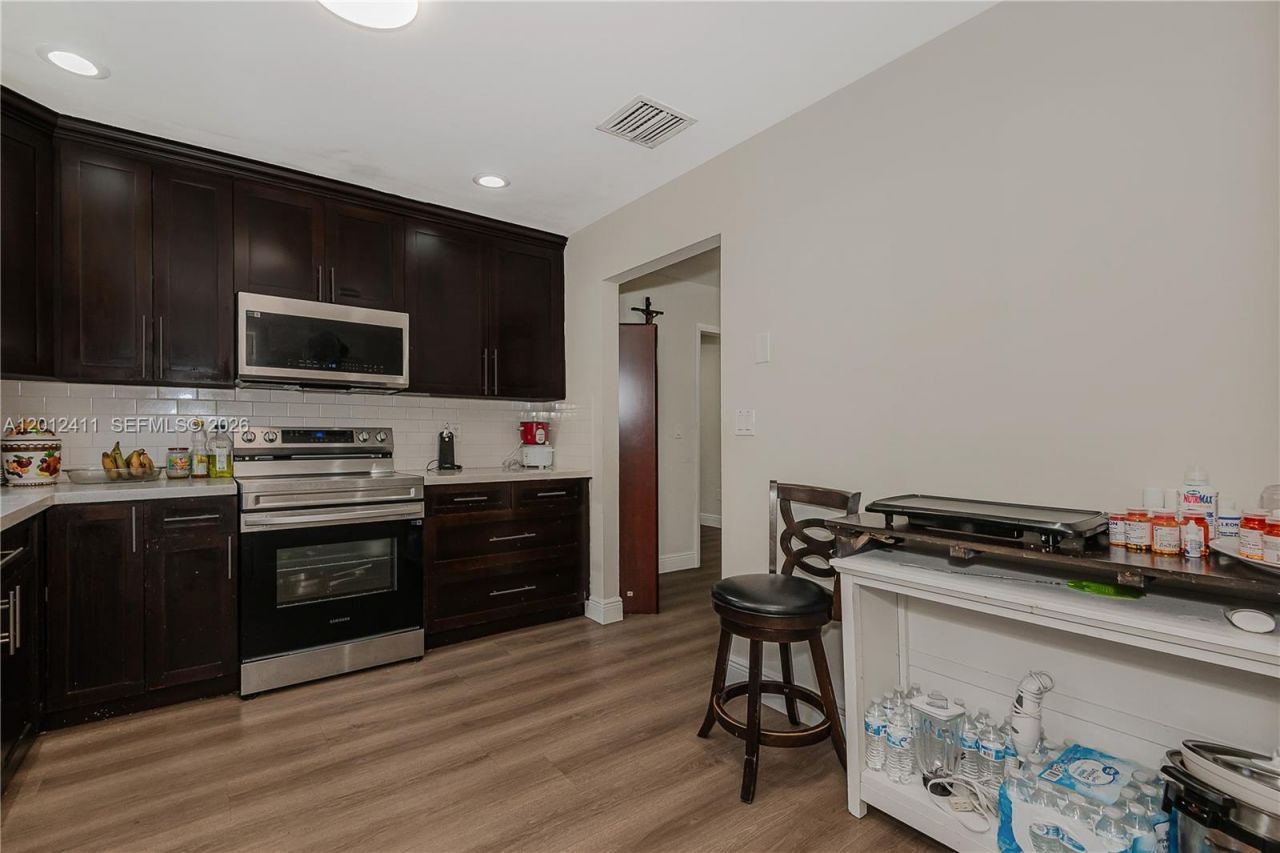395 W 39th Pl , Hialeah, FL 33012 Photo