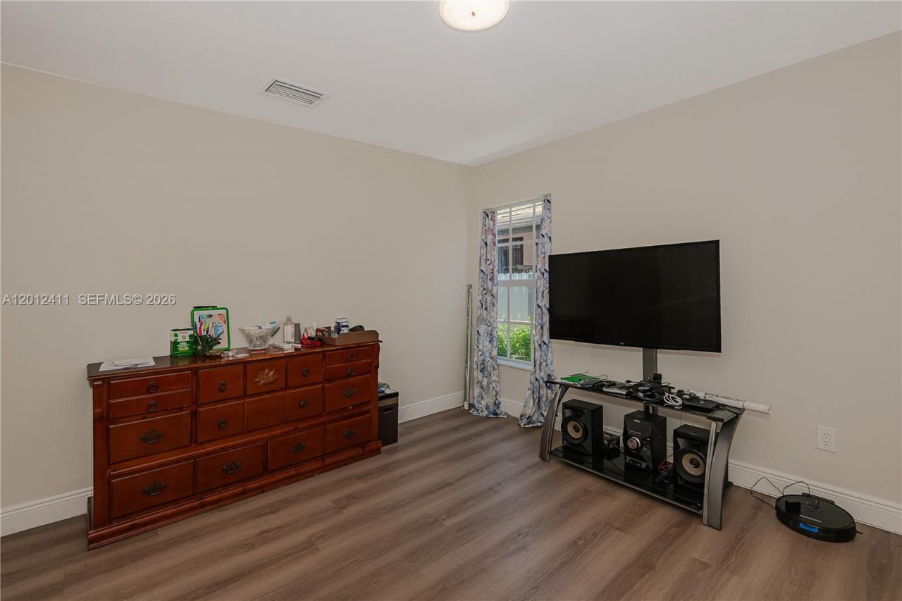 395 W 39th Pl , Hialeah, FL 33012 Photo