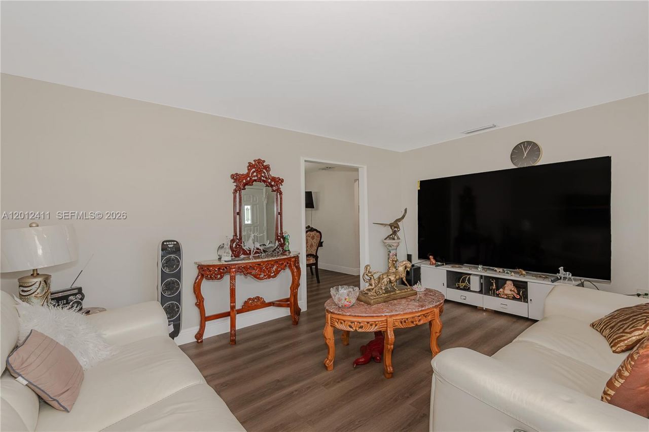 395 W 39th Pl , Hialeah, FL 33012 Photo