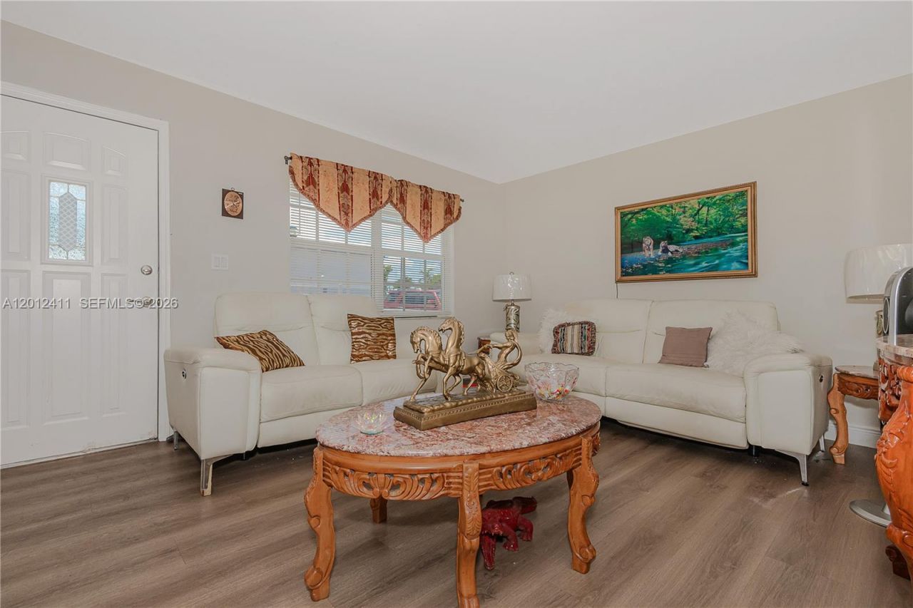 395 W 39th Pl , Hialeah, FL 33012 Photo
