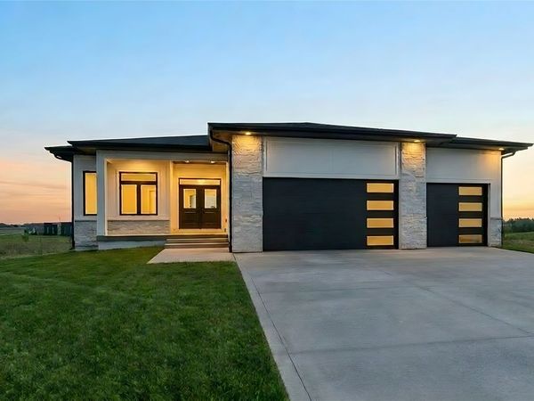 17203 Brookview Drive, Urbandale, IA 50323