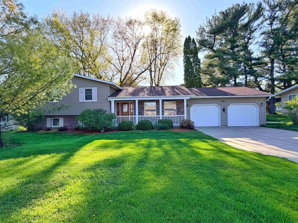 903 Pine Ridge Court, Decorah, IA 52101