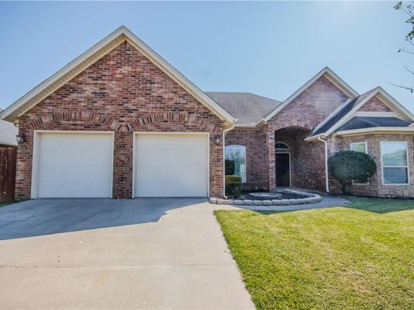 3605 N 2nd Place, Rogers, AR 72756