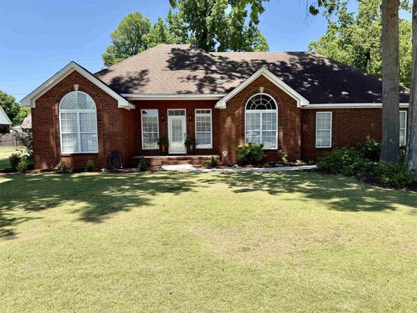 690 Brandon Dr, Muscle Shoals, AL 35661