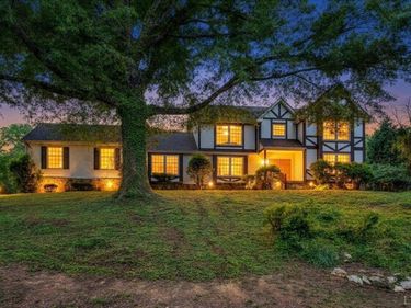 802 SW Oakwood Drive, Roanoke, VA 24015