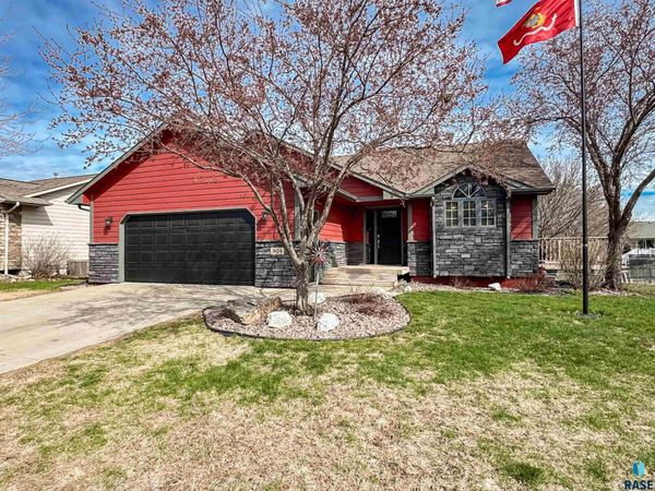 904 E Maywood St, Brandon, SD 57005
