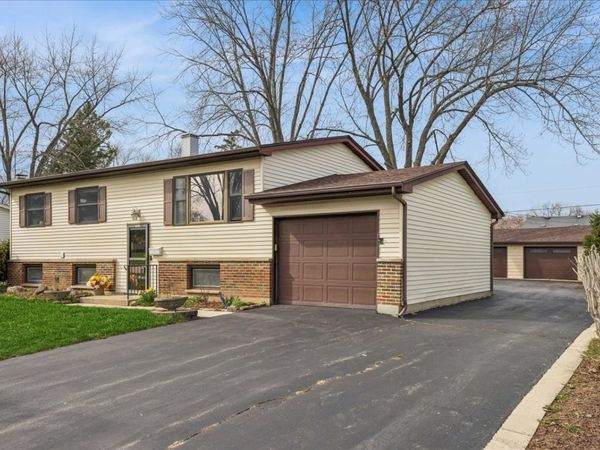 18508 W Woodland Terrace , Gurnee, IL 60031