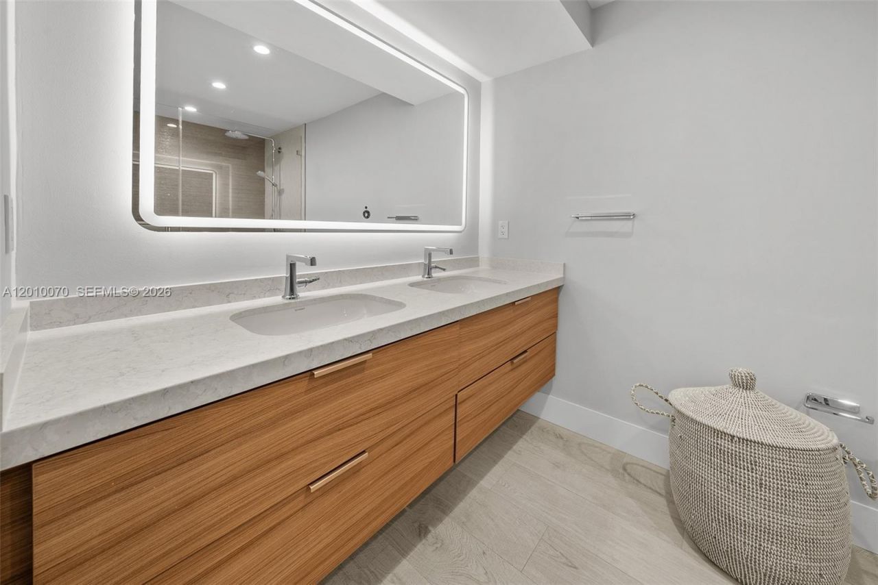 100 Meridian Ave , Unit 233, Miami Beach, FL 33139 Photo