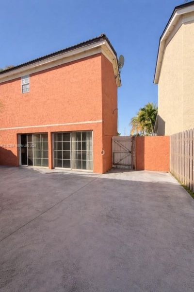 1045 NW 126th Pl , Miami, FL 33182 Photo