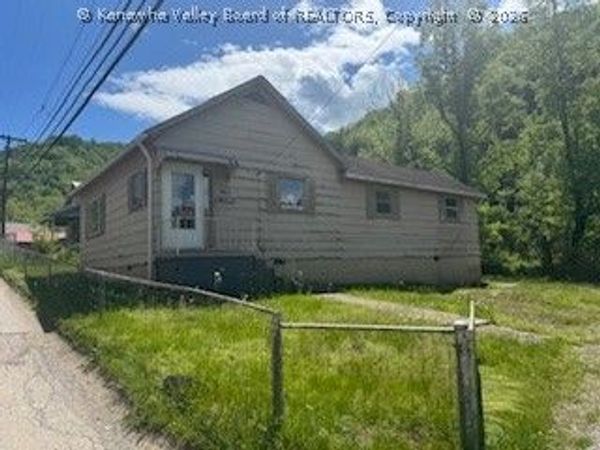 164 W Walnut Hill Road, Logan, WV 25601