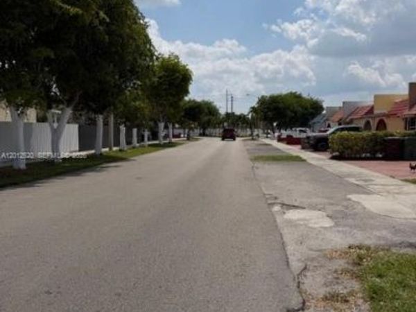 1656 W 57th Ter, Hialeah, FL 33012
