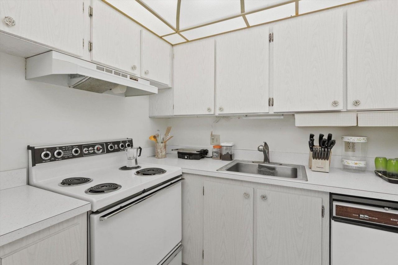 3300 Springdale Boulevard, Unit 202, Palm Springs, FL 33461 Photo