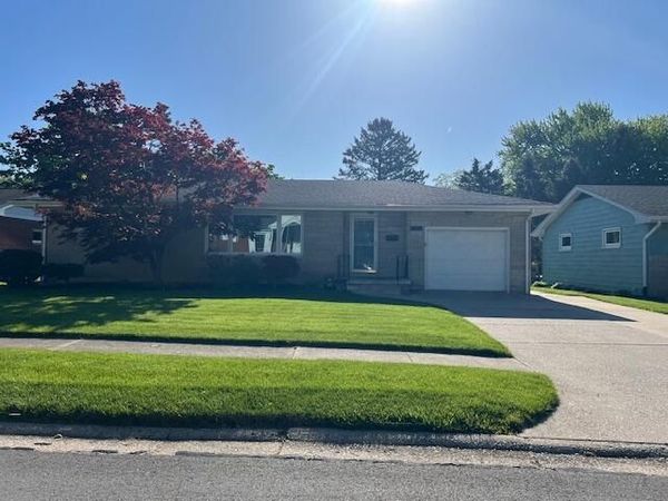 1406 Lafayette Street , Valparaiso, IN 46383