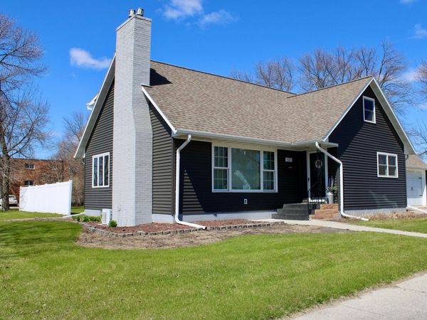 305 Arnold Avenue N, Thief River Falls, MN 56701
