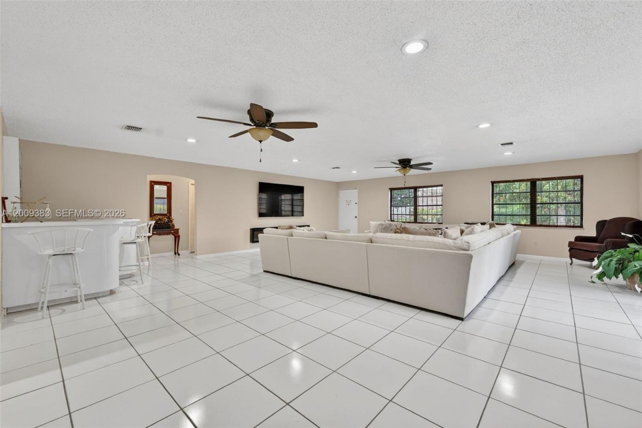 2450 NW 108th St, Miami, FL 33167 Photo