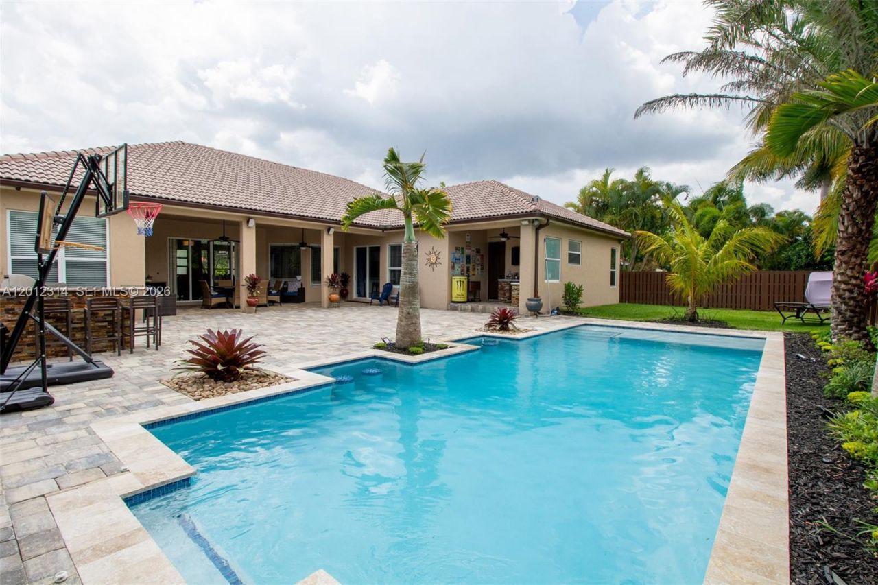 2910 Fairways Dr , Homestead, FL 33035 Photo