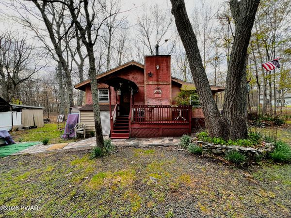 2121 Oaktree Lane, Bushkill, PA 18324
