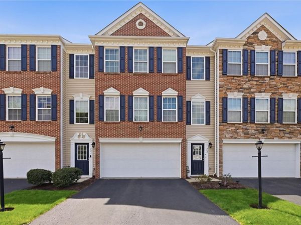 242 Grace Manor Dr, Coraopolis, PA 15108