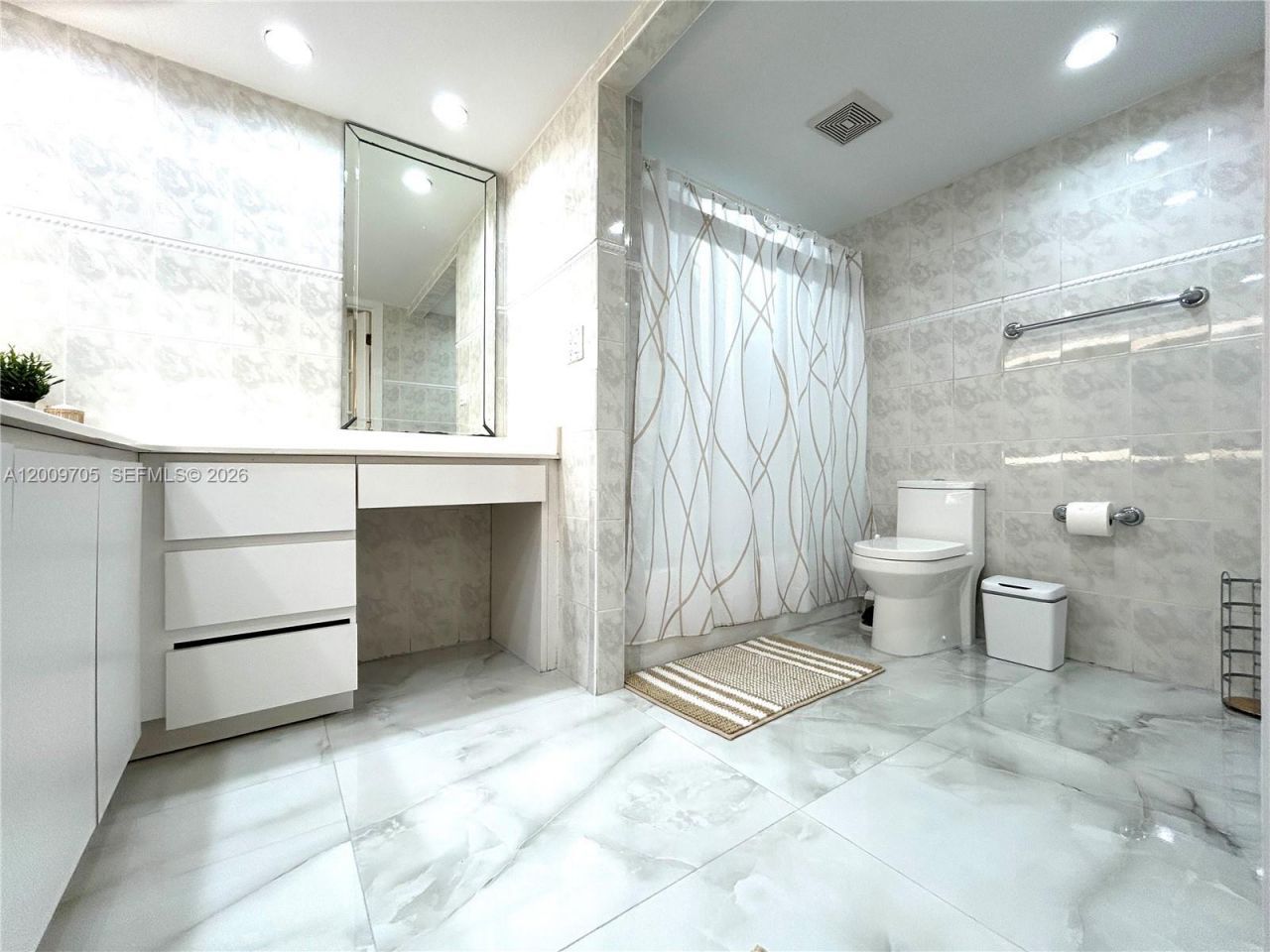 6039 Collins Ave, Unit 1507, Miami Beach, FL 33140 Photo