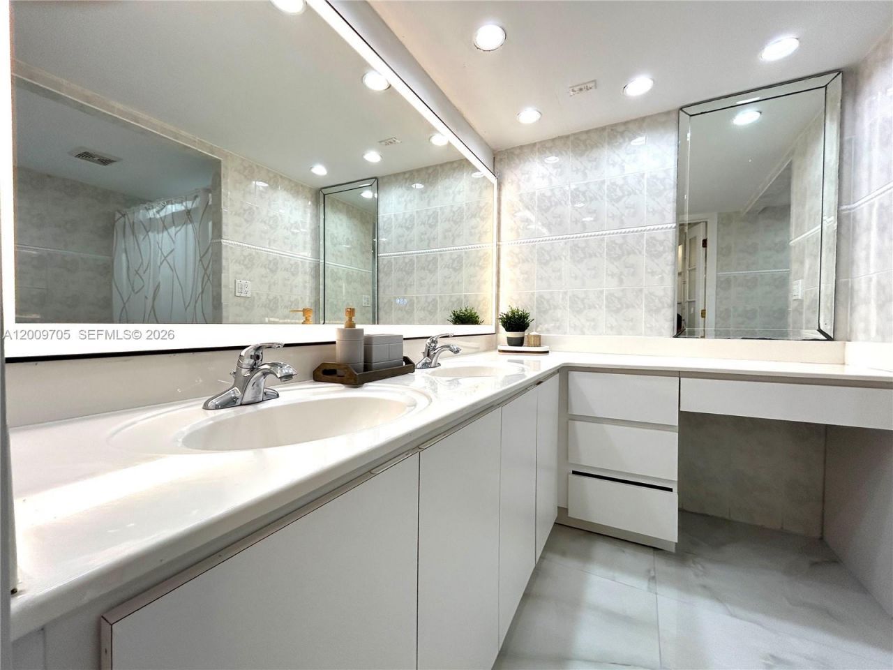 6039 Collins Ave, Unit 1507, Miami Beach, FL 33140 Photo