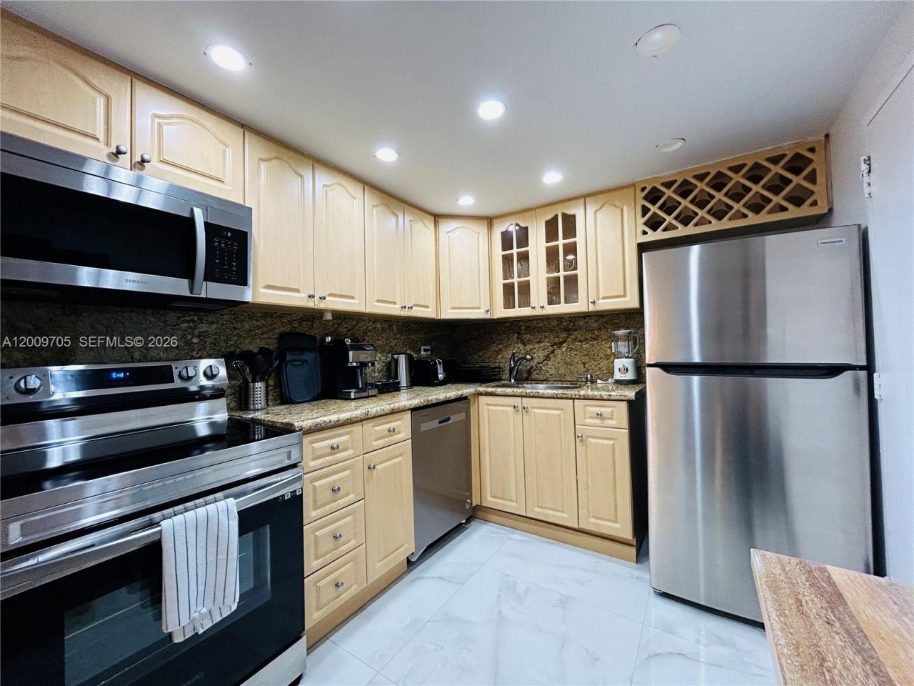 6039 Collins Ave, Unit 1507, Miami Beach, FL 33140 Photo
