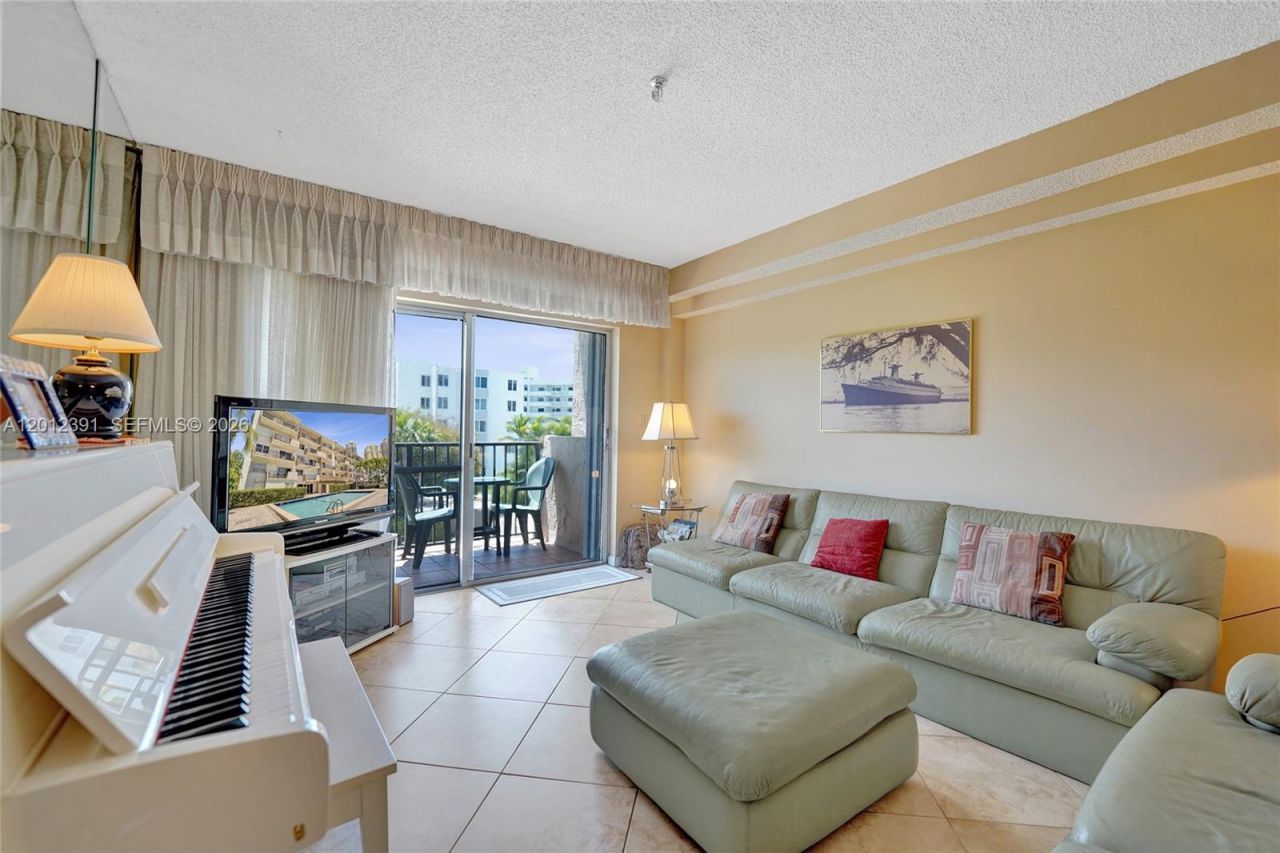 250 181st Dr , Unit 214, Sunny Isles Beach, FL 33160 Photo