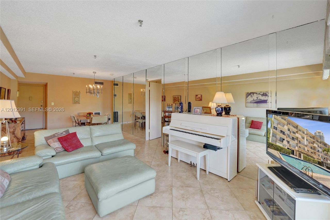 250 181st Dr , Unit 214, Sunny Isles Beach, FL 33160 Photo