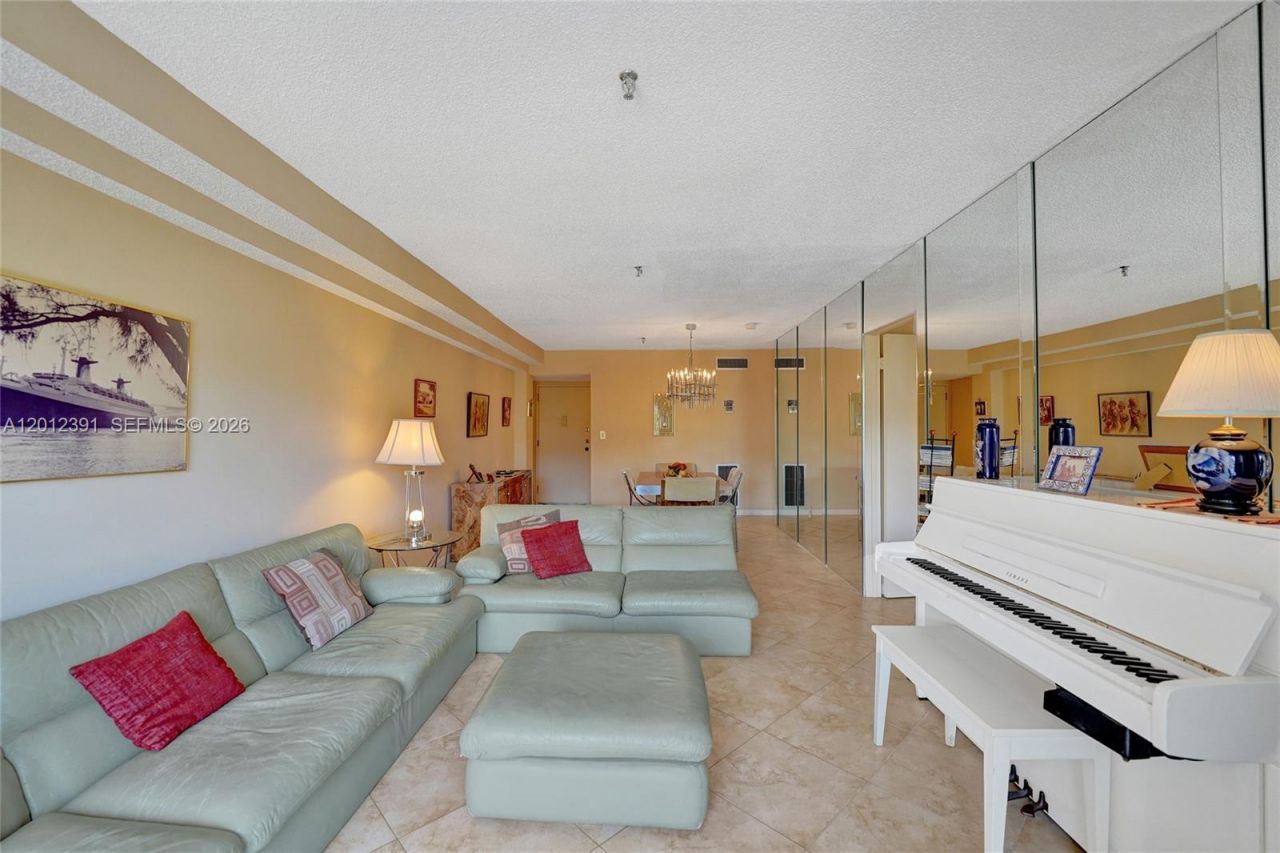 250 181st Dr , Unit 214, Sunny Isles Beach, FL 33160 Photo