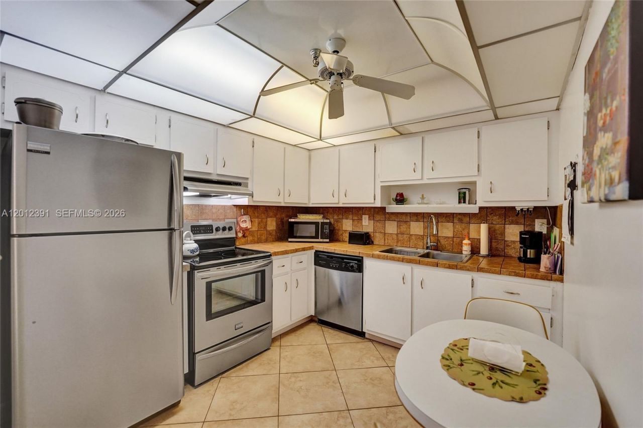 250 181st Dr , Unit 214, Sunny Isles Beach, FL 33160 Photo