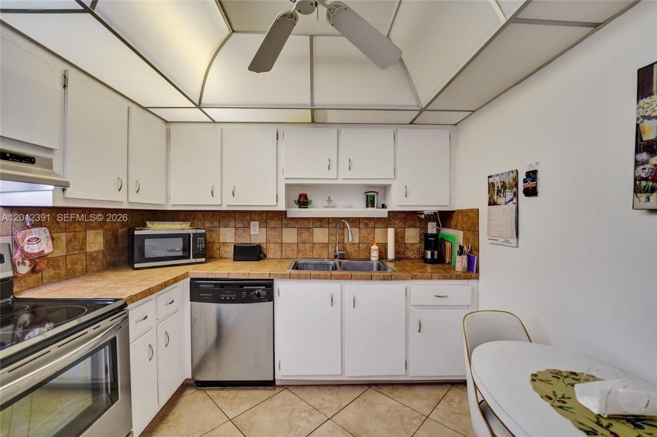 250 181st Dr , Unit 214, Sunny Isles Beach, FL 33160 Photo