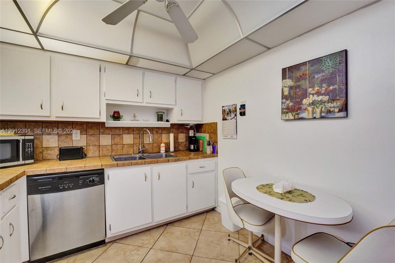 250 181st Dr , Unit 214, Sunny Isles Beach, FL 33160 Photo