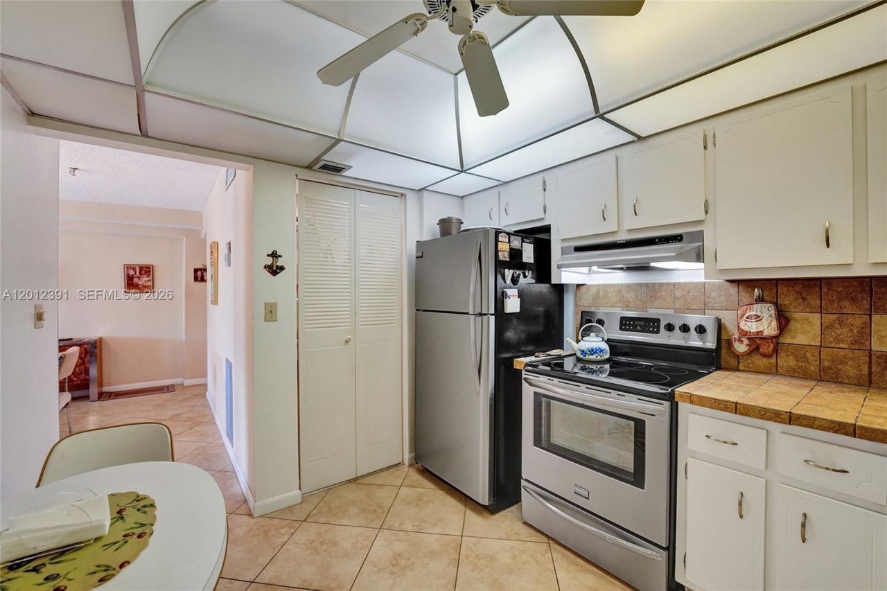 250 181st Dr , Unit 214, Sunny Isles Beach, FL 33160 Photo