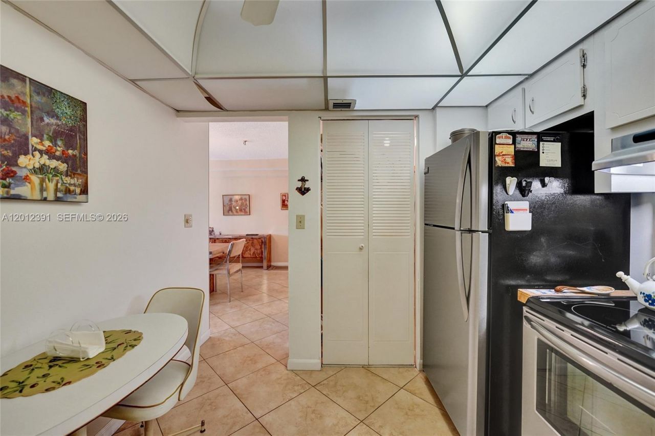 250 181st Dr , Unit 214, Sunny Isles Beach, FL 33160 Photo