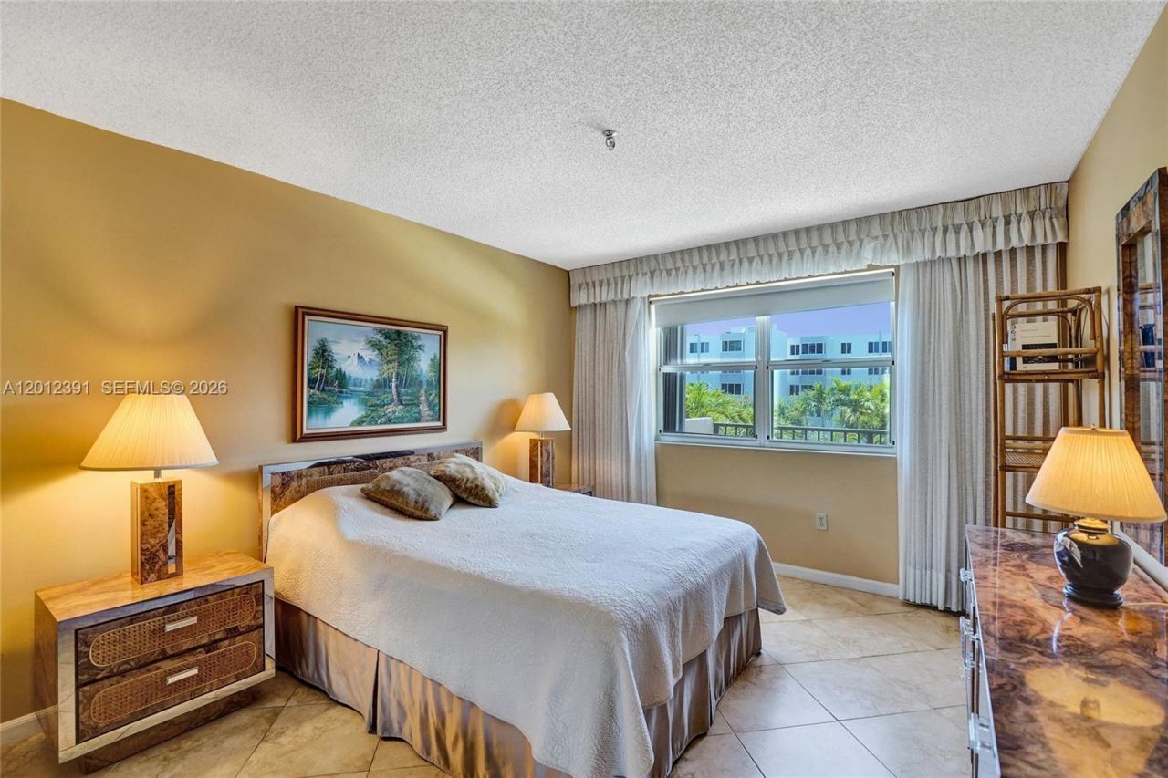 250 181st Dr , Unit 214, Sunny Isles Beach, FL 33160 Photo